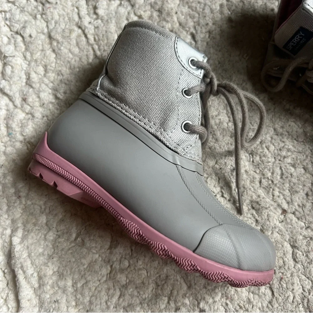 Sperry: Girl's Gray and Pink Port Duck Lace Up Boots Size 10M Style: 162060